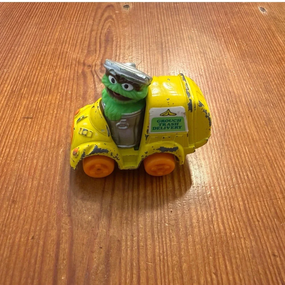 Vintage 1982 Hasbro Sesame Street Oscar the Grouch Diecast Garbage Truck Toy